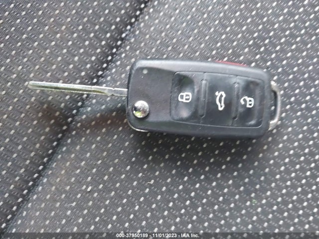 1VWAS7A30GC010615 Volkswagen Passat 1.8t S
