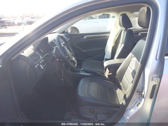 1VWBT7A38GC052984 Volkswagen Passat 1.8t Se