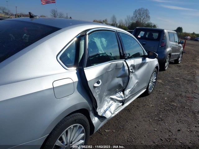 1VWBT7A38GC052984 Volkswagen Passat 1.8t Se