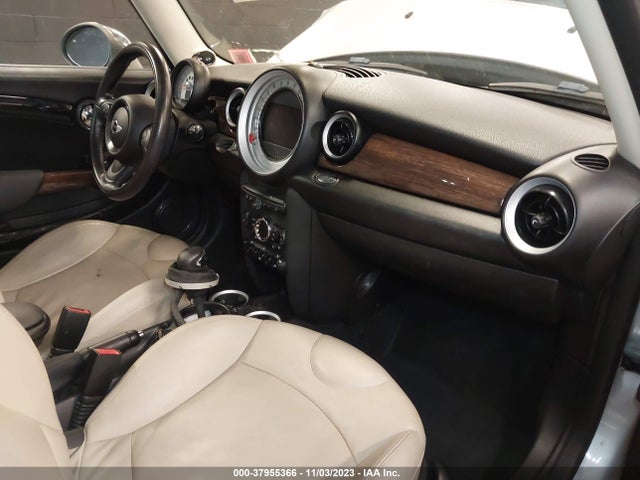 2011 MINI COOPER CLUBMAN WMWZF3C51BT187780 Photo 4