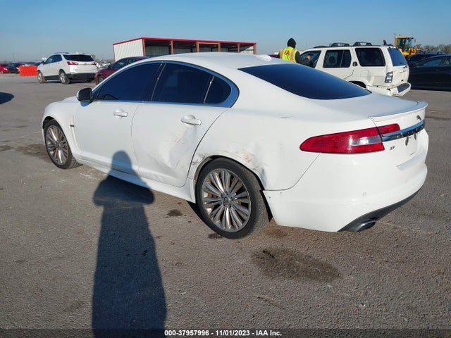 2011 JAGUAR XF SAJWA0FB1BLS18547 Photo 2