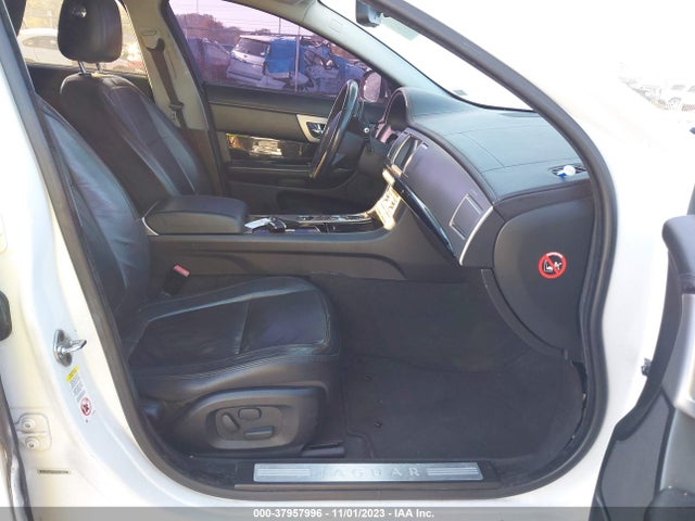 2011 JAGUAR XF SAJWA0FB1BLS18547 Photo 4