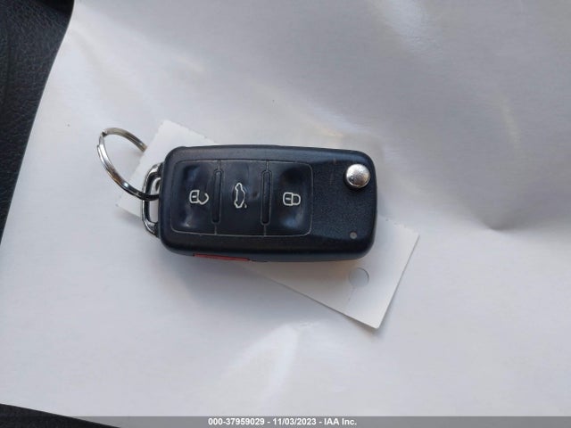 2011 VOLKSWAGEN JETTA 2.5L SE VIN: 3VWDZ7AJ2BM304631