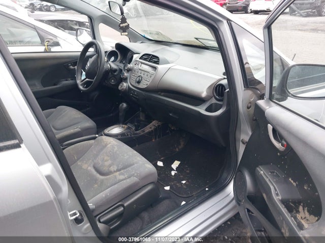 2011 HONDA FIT VIN: JHMGE8H32BS011164