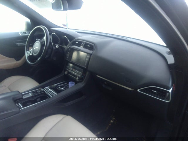2018 JAGUAR F-PACE SADCJ2FN4JA278859 Photo 4