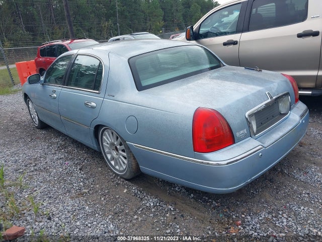 2005 LINCOLN TOWN CAR SIGNATURE VIN: 1LNHM81W25Y608194