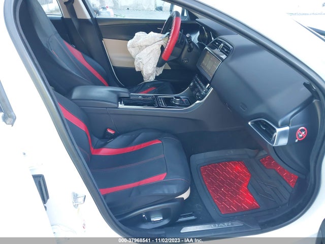 2019 JAGUAR XE SAJAD4FXXKCP46270 Photo 4