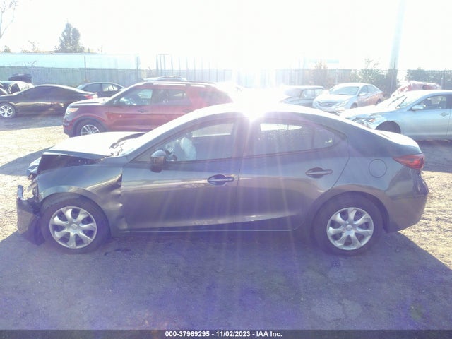 2018 MAZDA MAZDA3 SPORT VIN: 3MZBN1U7XJM195897