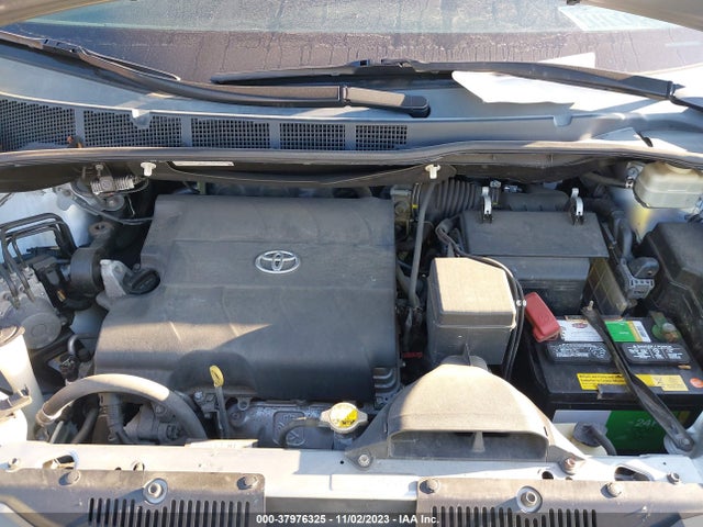 2015 TOYOTA SIENNA XLE 8 PASSENGER VIN: 5TDYK3DC4FS646182