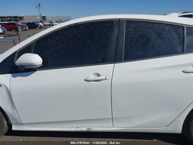 Toyota Prius Three 2018 JTDKARFUXJ3057391 Image 13