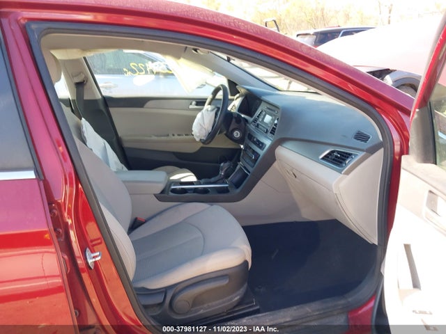 2015 HYUNDAI SONATA SE VIN: 5NPE24AF1FH072640