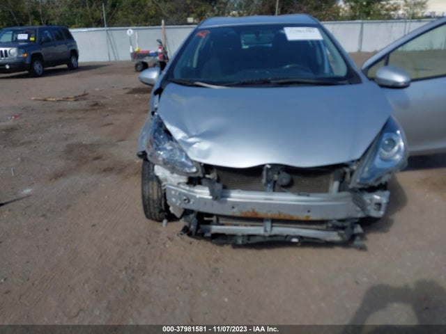 Toyota Prius C Three 2015 JTDKDTB36F1109264 Image 6