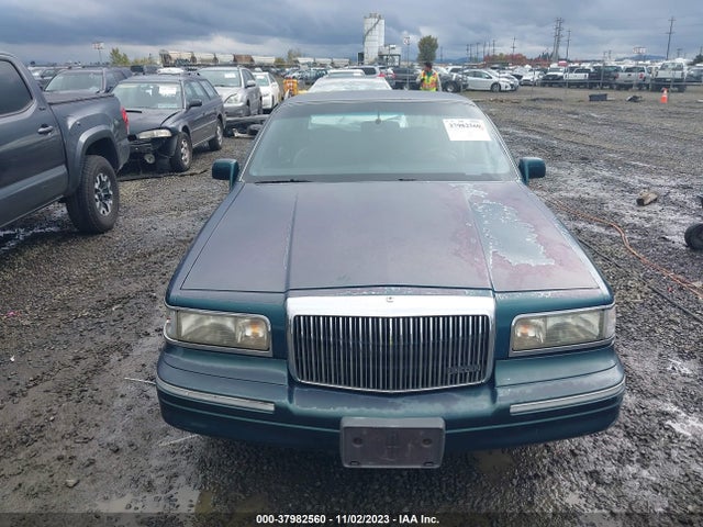 1995 LINCOLN TOWN CAR SIGNATURE/SPINNAKER VIN: 1LNLM82W3SY640544
