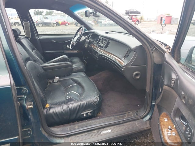 1995 LINCOLN TOWN CAR SIGNATURE/SPINNAKER VIN: 1LNLM82W3SY640544