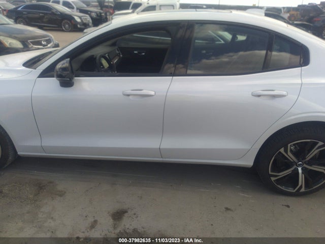 Volvo S60 B5 Plus Dark Theme 2024 7JRL12TL0RG281251 Image 14