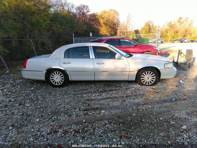 2005 LINCOLN TOWN CAR SIGNATURE VIN: 1LNHM81W65Y629338