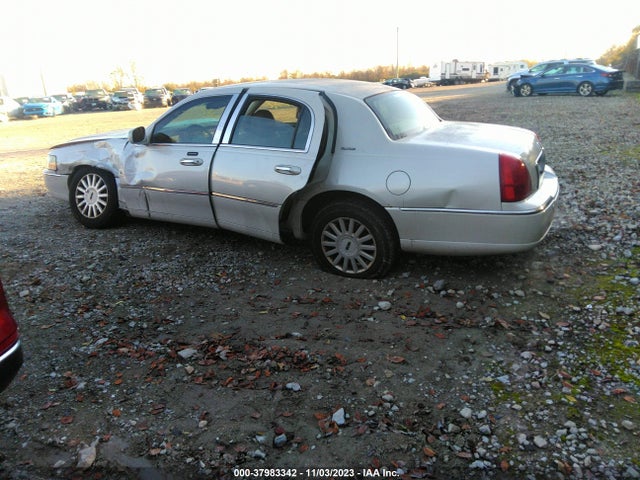 2005 LINCOLN TOWN CAR SIGNATURE VIN: 1LNHM81W65Y629338
