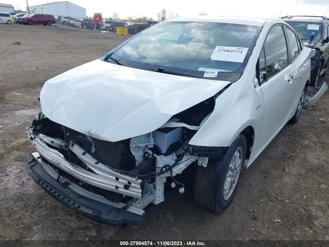 Toyota Prius Three 2018 JTDKARFU9J3060475 Image 2