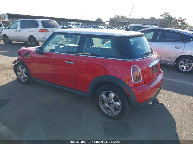 2010 MINI COOPER WMWMF3C55ATZ22592 Photo 2