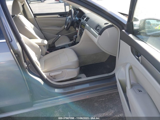 1VWAT7A35EC026142 Volkswagen Passat Wolfsburg Ed