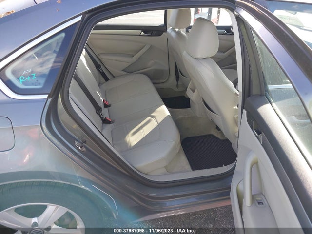 1VWAT7A35EC026142 Volkswagen Passat Wolfsburg Ed