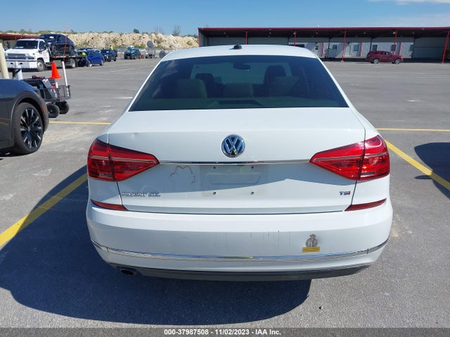 1VWCS7A31GC044233 Volkswagen Passat 1.8t Sel