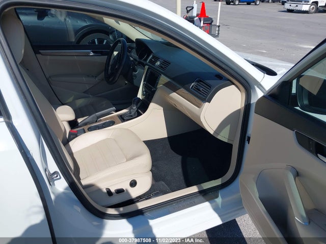 1VWCS7A31GC044233 Volkswagen Passat 1.8t Sel