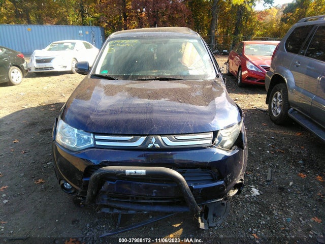 JA4AZ3A31EZ003085 Mitsubishi Outlander Se