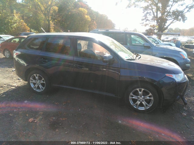 JA4AZ3A31EZ003085 Mitsubishi Outlander Se