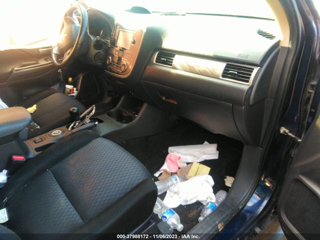JA4AZ3A31EZ003085 Mitsubishi Outlander Se