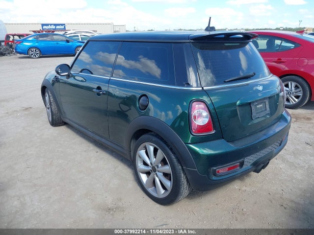 2011 MINI COOPER S WMWSV3C57BTY11201 Photo 2