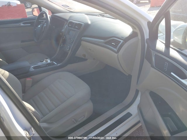 3FA6P0HD8HR126492 Ford FUSION SE