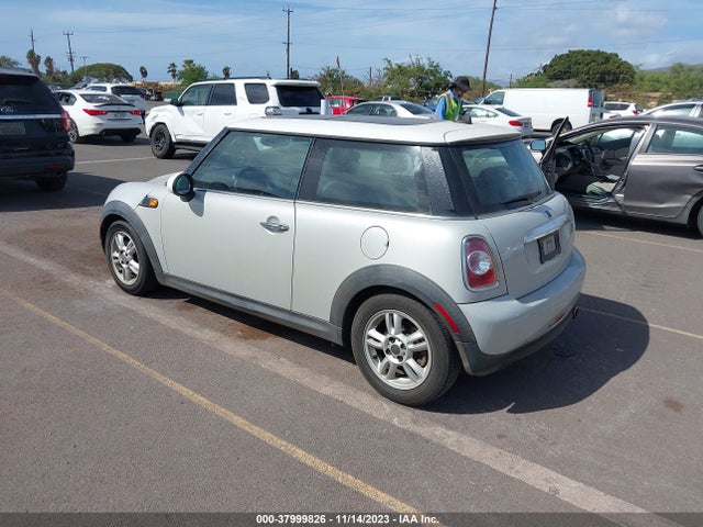 2011 MINI COOPER HARDTOP WMWSU3C52BTX96545 Photo 2