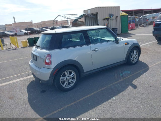 2011 MINI COOPER HARDTOP WMWSU3C52BTX96545 Photo 3
