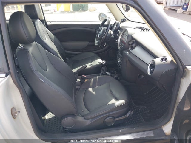 2011 MINI COOPER HARDTOP WMWSU3C52BTX96545 Photo 4