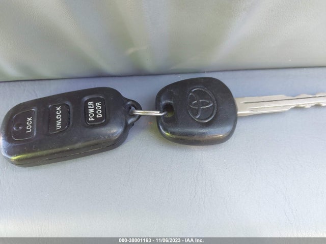 2002 TOYOTA SIENNA XLE VIN: 4T3ZF13C02U450165