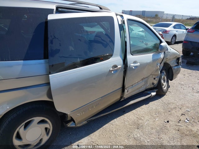 2002 TOYOTA SIENNA XLE VIN: 4T3ZF13C02U450165