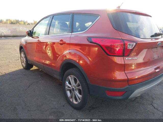 1FMCU9GDXKUB33077 Ford ESCAPE SE