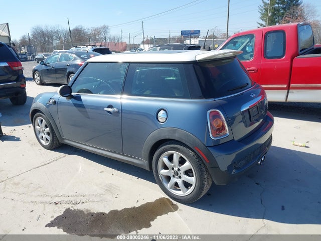 2010 MINI COOPER S WMWMF7C50ATZ74364 Photo 2