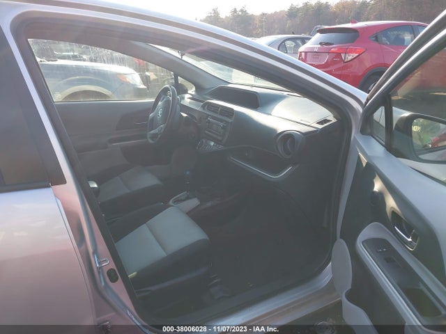Toyota Prius C Two 2014 JTDKDTB39E1078820 Image 5
