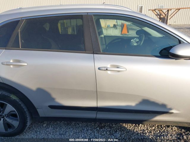 KNDCB3LC8J5158685 KIA NIRO LX