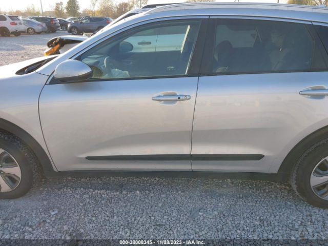 KNDCB3LC8J5158685 KIA NIRO LX