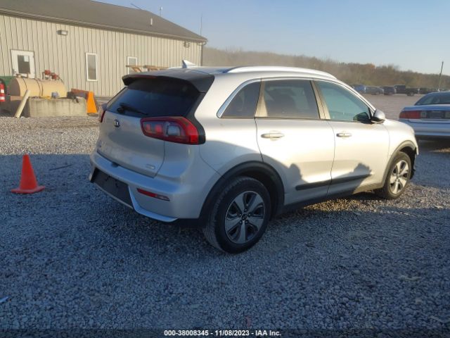 KNDCB3LC8J5158685 KIA NIRO LX