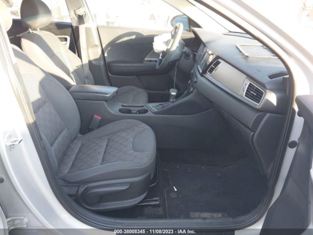 KNDCB3LC8J5158685 KIA NIRO LX