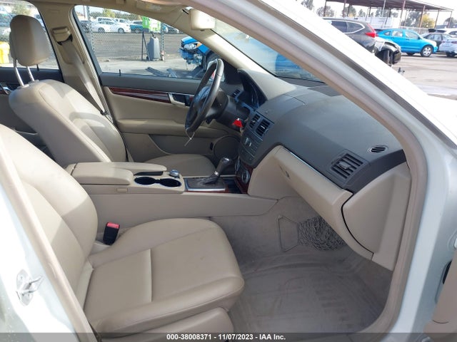 2011 MERCEDES-BENZ C 300 LUXURY/SPORT VIN: WDDGF5EB0BA508721