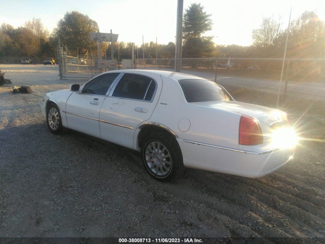 2007 LINCOLN TOWN CAR SIGNATURE VIN: 1LNHM81W67Y637992