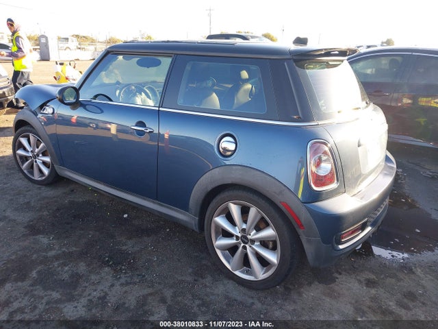 2011 MINI COOPER S WMWSV3C59BTY22507 Photo 2