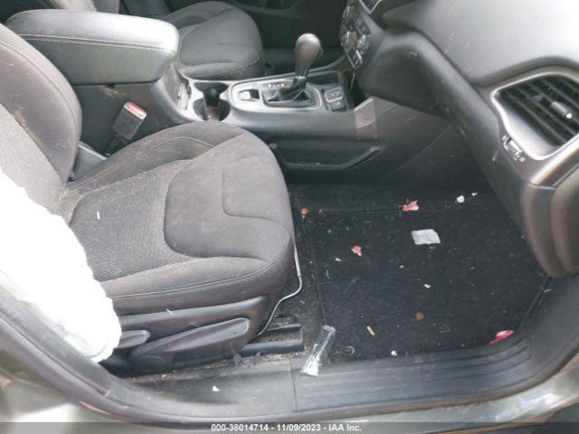 2019 JEEP CHEROKEE 1C4PJLCB7KD266007 Photo 4