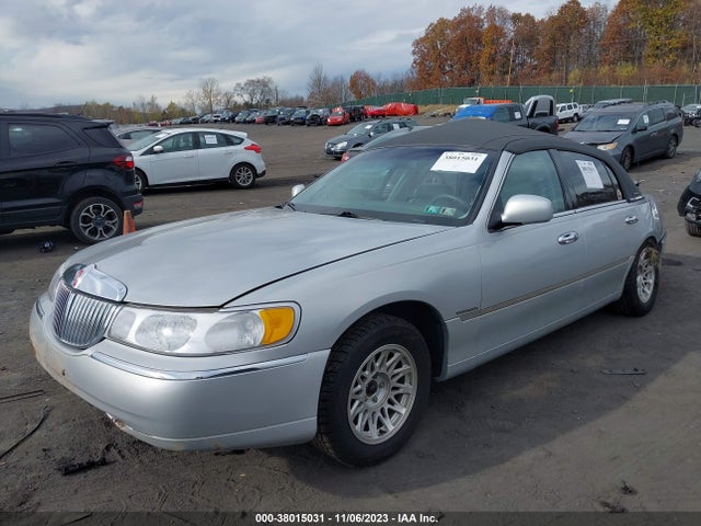 1998 LINCOLN TOWN CAR SIGNATURE VIN: 1LNFM82W2WY620353