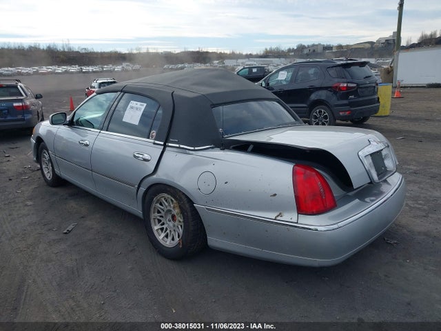 1998 LINCOLN TOWN CAR SIGNATURE VIN: 1LNFM82W2WY620353